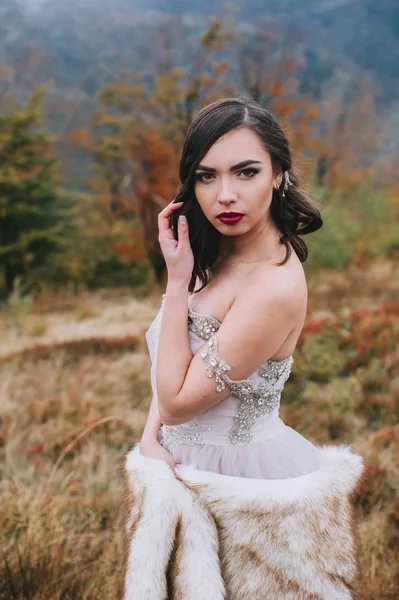 Bella sposa in posa in montagna — Foto Stock