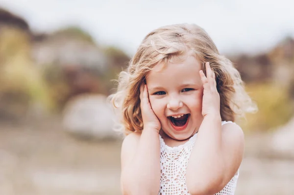 Kleines blondes Mädchen — Stockfoto