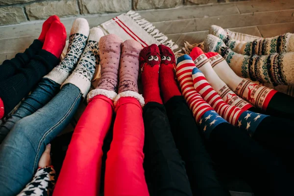 Молоді дівчата в шкарпетках — стокове фото