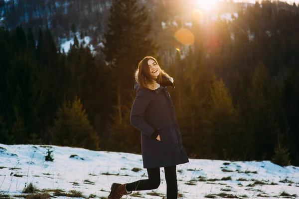 Frau im Winterwald — Stockfoto