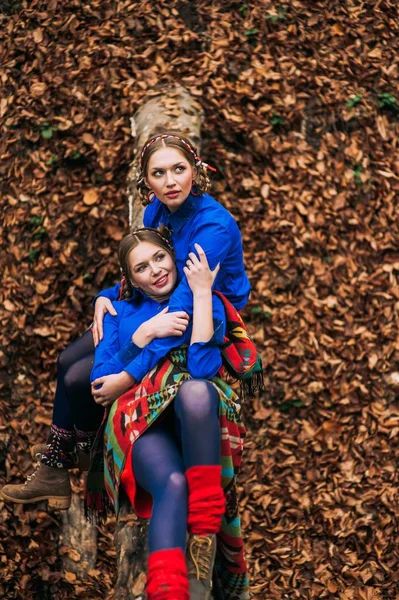 Dvojčata v podzimním lese — Stock fotografie