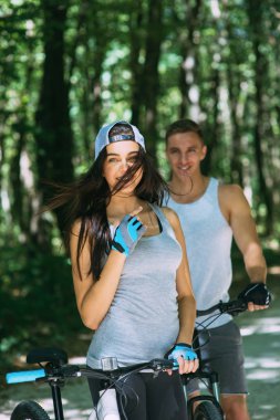 Bisiklet ile genç bir çift