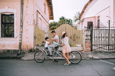 Aile birlikte vakit geçiriyor.