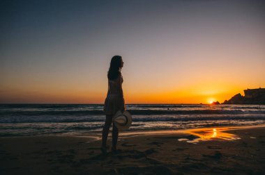 güzel bir kadın şapkası