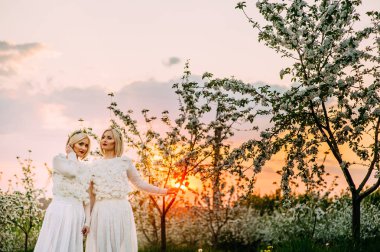 İki ikiz kız kardeşler