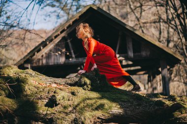 Ormandaki genç kadın