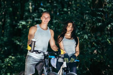 Bisiklet ile genç bir çift