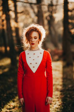 Ormandaki genç kadın