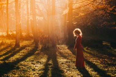 Ormandaki genç kadın