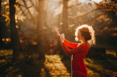 Ormandaki genç kadın