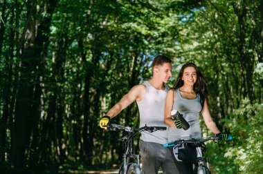 Bisiklet ile genç bir çift