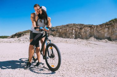 Bisikletli genç çift