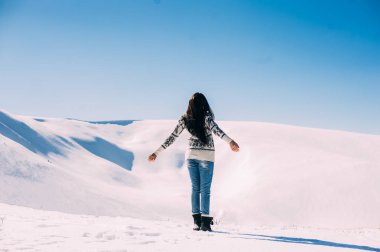 karlı Dağları'nda genç kadın