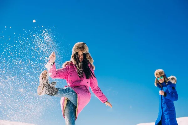 Mujeres jóvenes en las montañas nevadas — Foto de Stock