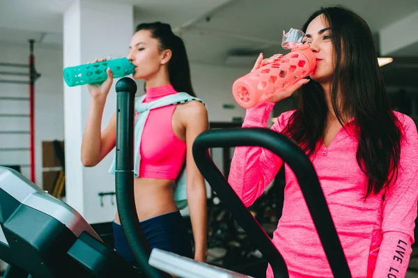 Women drinking water — Stock Photo, Image