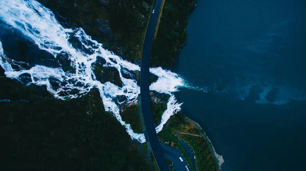 Водопад Лангфосс на склоне — стоковое фото