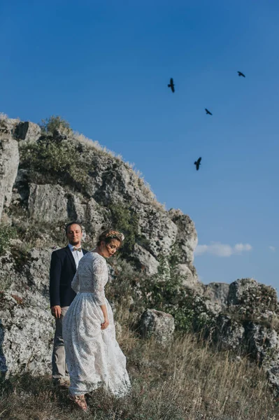 Couple amoureux dans les montagnes — Photo