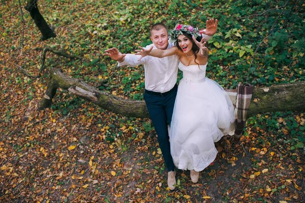 Pareja en boda paseo —  Fotos de Stock