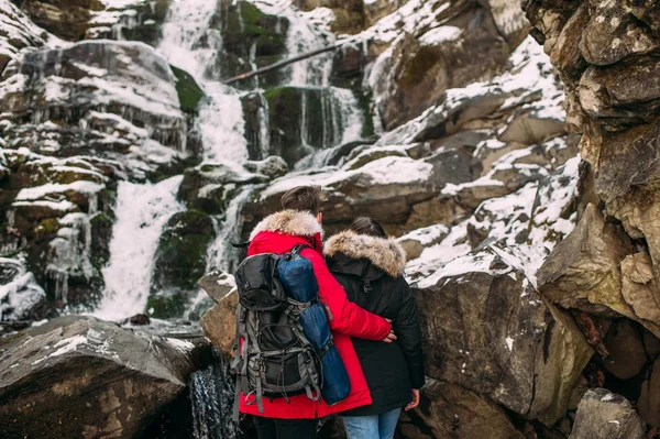 Casal jovem no dia de inverno — Fotografia de Stock