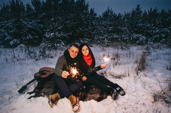 Любляча пара в зимовий день — стокове фото