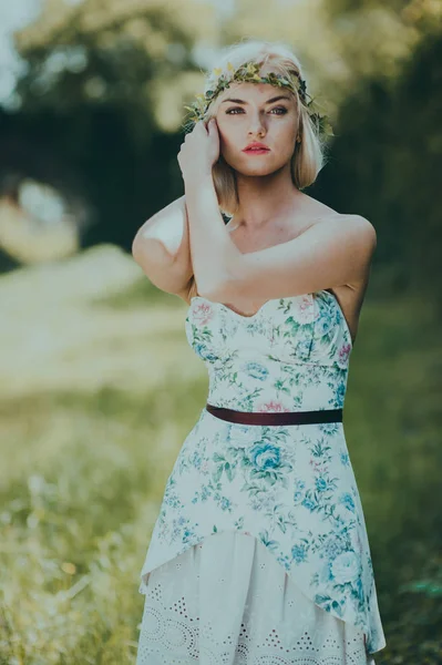 Jeune femme dans le parc — Photo