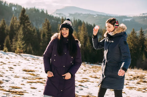 Mujeres en montañas nevadas — Foto de Stock