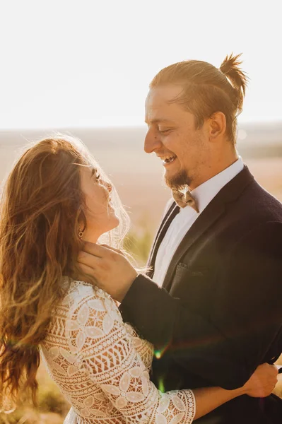 Casal amoroso nas montanhas — Fotografia de Stock