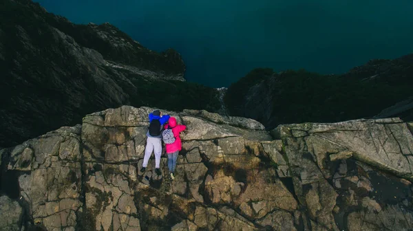 Casal apaixonado no penhasco na Noruega — Fotografia de Stock