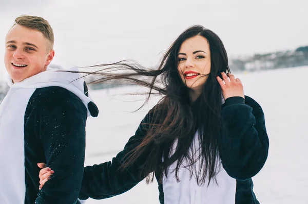 Casal em ternos de pandas — Fotografia de Stock