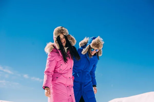 Mujeres jóvenes en las montañas nevadas — Foto de Stock