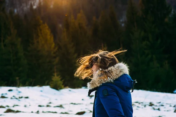 Femme dans la forêt d'hiver — Photo