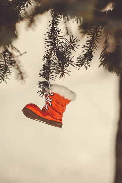 Juguete en árbol de Navidad — Foto de Stock