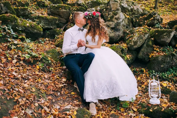 Couple on wedding walk — Stock Photo, Image