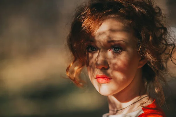 Jovem mulher na floresta — Fotografia de Stock