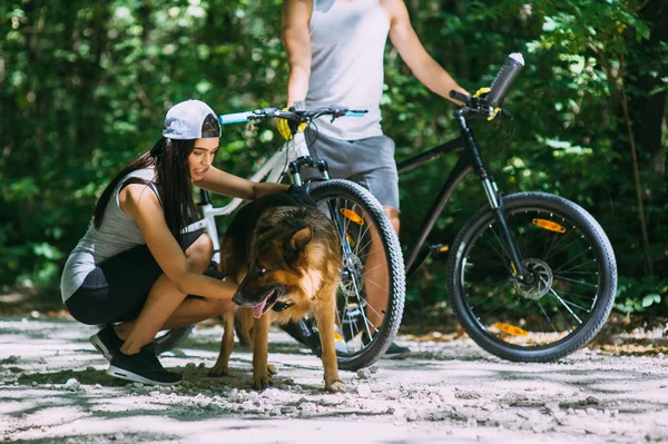 Pareja joven con bicicletas —  Fotos de Stock