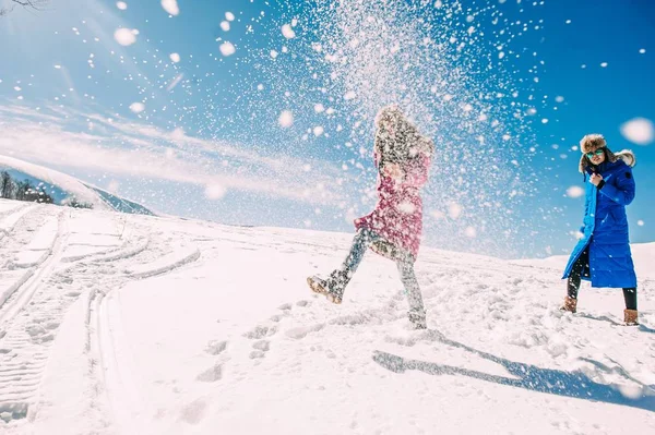 Młodych kobiet w zaśnieżonych górach — Zdjęcie stockowe