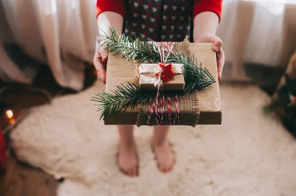 Kız holding hediyeler — Stok fotoğraf