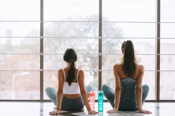Kvinnor som gör yoga — Stockfoto