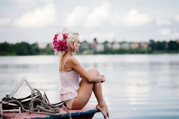 Young woman on lake — Stock Photo, Image