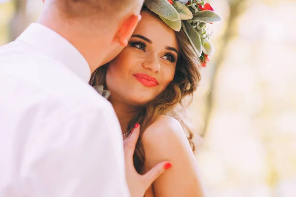 Pareja en boda paseo — Foto de Stock