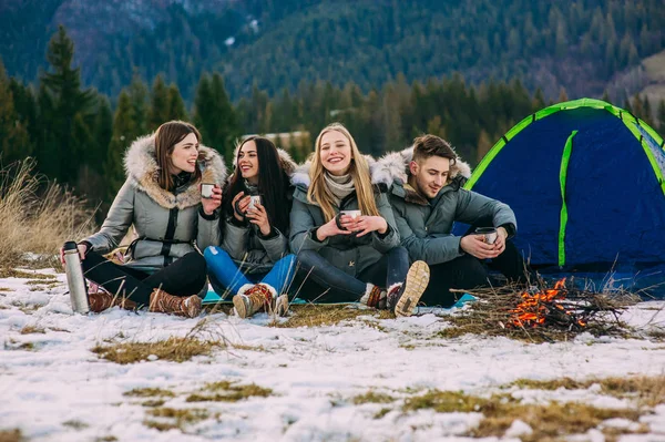 Junge Menschen in den Bergen — Stockfoto