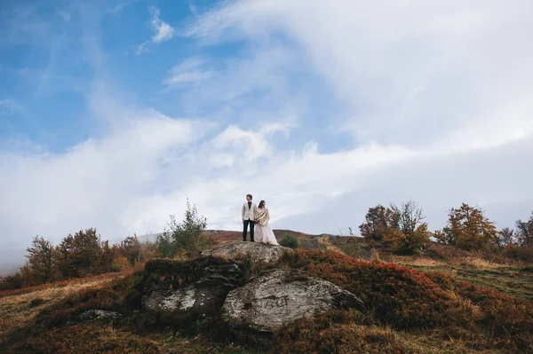 Casal amoroso nas montanhas — Fotografia de Stock