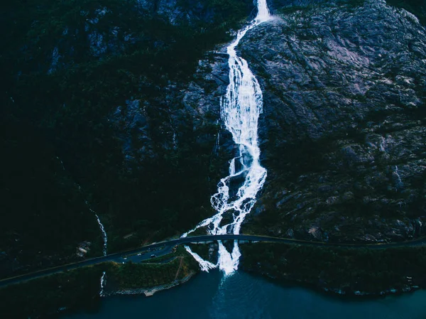 Montanha Cachoeira Langfoss na encosta — Fotografia de Stock