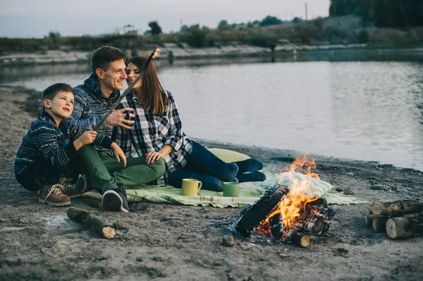 Happy family and campfire — Stock Photo, Image