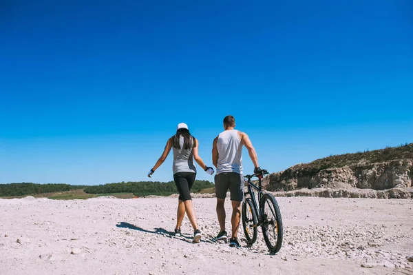 Jeune couple avec vélo — Photo