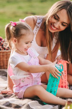 Anne ve kızı piknik