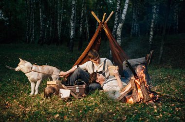 İkiz kardeşler kamp ateşi yakın