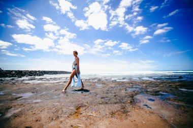 Kumsalda genç bir kadın