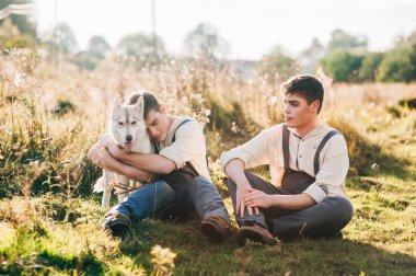 İkiz kardeşler çimenlerin üzerinde