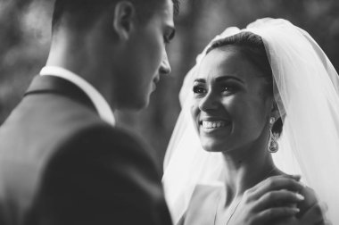 Çift düğün üzerinde yürümek